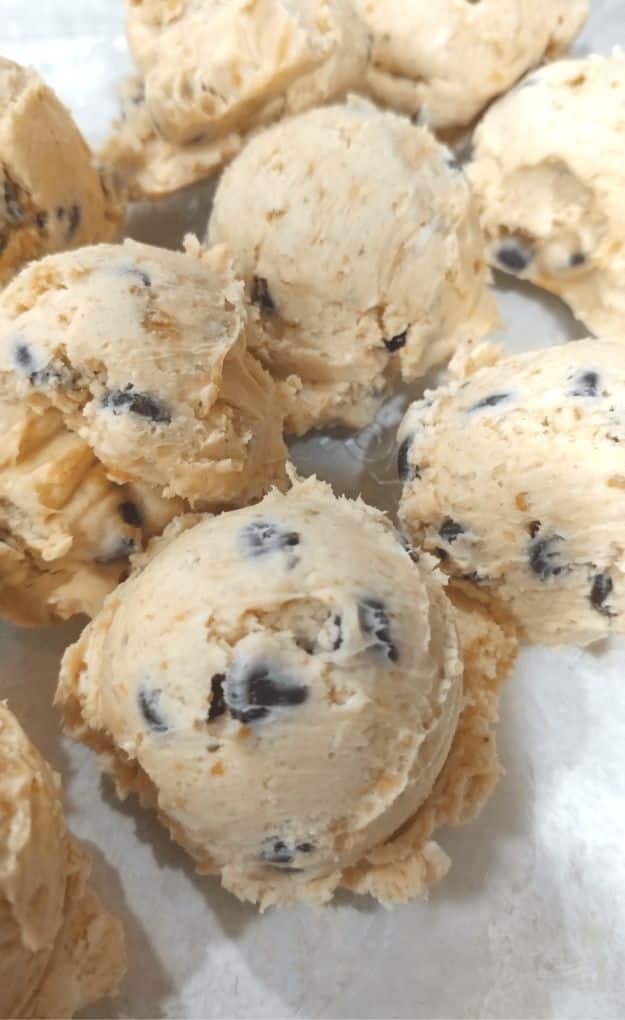 Keto Fat Bombs and Best Ketogenic Recipe Ideas to Make At Home - Chocolate Chip Cookie Dough Peanut Butter Fat Bombs - Easy Recipes With Peanut Butter, Cream Cheese, Chocolate, Coconut Oil, Coffee low carb fat bombs #keto #ketorecipes