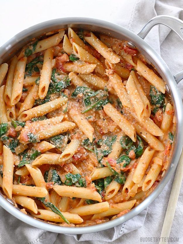 Best Pasta Recipes - Creamy Tomato and Spinach Pasta - Easy Pasta Recipe Ideas for Dinner, Lunch and Party Foods - Healthy and Easy Pastas With Shrimp, Beef, Chicken, Sausage, Tomato and Vegetarian - Creamy Alfredo, Marinara Red Sauce - Homemade Sauces and One Pot Meals for Quick Prep - Penne, Fettucini, Spaghetti, Ziti and Angel Hair #pasta #recipes #italian