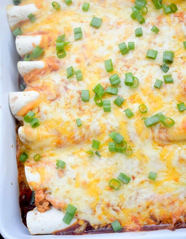 Enchiladas - Healthy Baked Turkey Enchiladas - Best Easy Enchilada Recipes and Enchilada Casserole With Chicken, Beef, Cheese, Shrimp, Turkey and Vegetarian - Healthy Salsa for Green Verdes, Sour Cream Enchiladas Mexicanas, White Sauce, Crockpot Ideas - Dinner, Lunch and Party Food Ideas to Feed A Group or Crowd #enchiladas #mexican #recipes