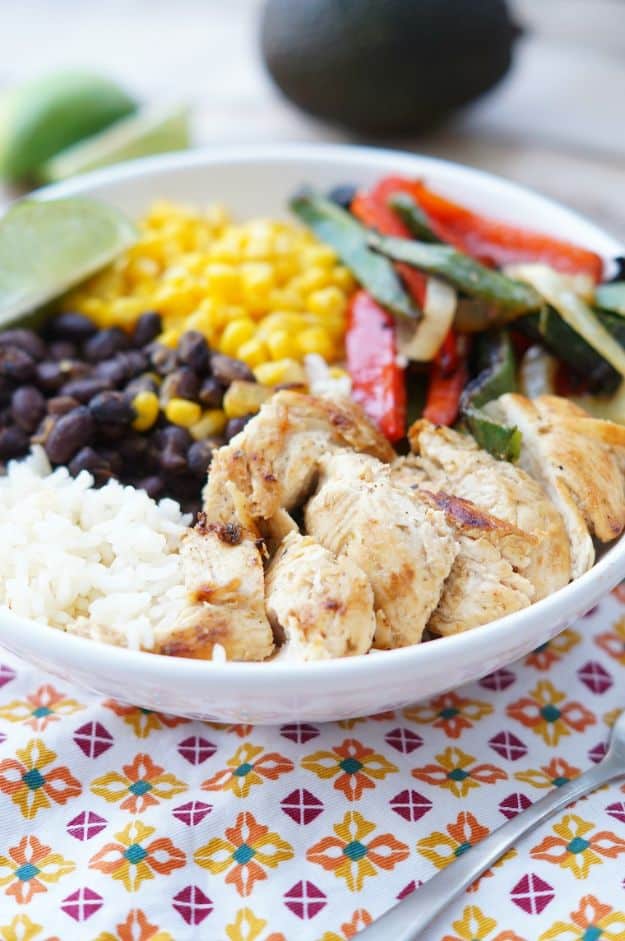 Easy Healthy Chicken Recipes - Healthy Chicken Fajita Rice Bowls - Lunch and Dinner Ideas, Party Foods and Casseroles, Idea for the Grill and Salads- Chicken Breast, Baked, Roastedf and Grilled Chicken #recipes #healthy #chicken