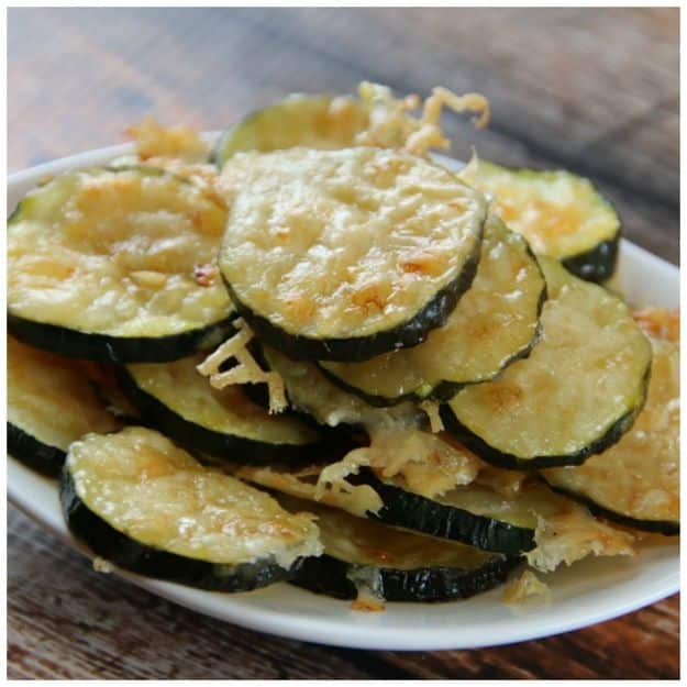 Keto Snacks - Low Carb Zucchini Parmesan Chips – Keto Friendly - Keto Snack Recipes and Easy Low Carb Foods for the Ketogenic Diet On the Go #keto #ketodiet #ketorecipes