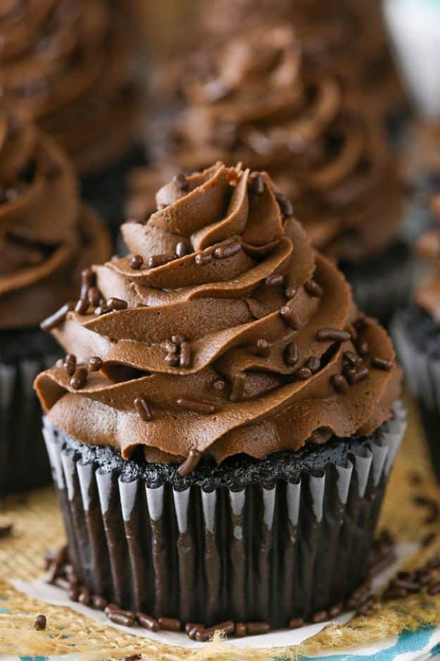 Chocolate Desserts and Recipe Ideas - Moist Chocolate Cupcakes - Easy Chocolate Recipes With Mint, Peanut Butter and Caramel - Quick No Bake Dessert Idea, Healthy Desserts, Cake, Brownies, Pie and Mousse - Best Fancy Chocolates to Serve for Two 