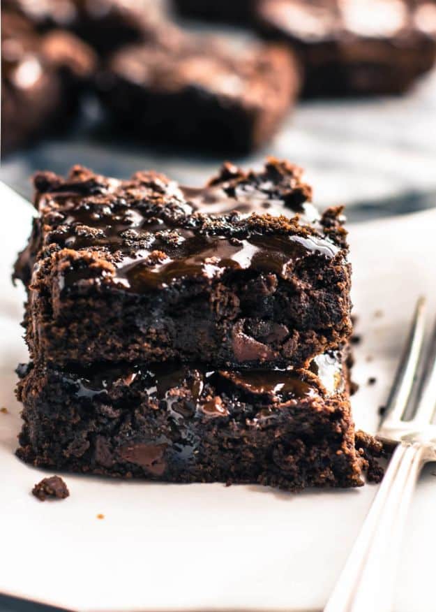 Chocolate Desserts and Recipe Ideas - One Bowl Vegan Dark chocolate Salted Caramel Brownies - Easy Chocolate Recipes With Mint, Peanut Butter and Caramel - Quick No Bake Dessert Idea, Healthy Desserts, Cake, Brownies, Pie and Mousse - Best Fancy Chocolates to Serve for Two 