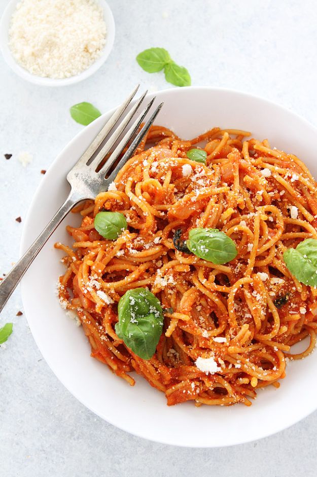 Best Pasta Recipes - Pasta Pomodoro - Easy Pasta Recipe Ideas for Dinner, Lunch and Party Foods - Healthy and Easy Pastas With Shrimp, Beef, Chicken, Sausage, Tomato and Vegetarian - Creamy Alfredo, Marinara Red Sauce - Homemade Sauces and One Pot Meals for Quick Prep - Penne, Fettucini, Spaghetti, Ziti and Angel Hair #pasta #recipes #italian