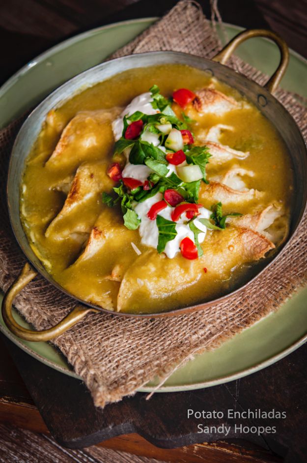 Enchiladas - Potato Enchiladas With Ranchero Sauce - Best Easy Enchilada Recipes and Enchilada Casserole With Chicken, Beef, Cheese, Shrimp, Turkey and Vegetarian - Healthy Salsa for Green Verdes, Sour Cream Enchiladas Mexicanas, White Sauce, Crockpot Ideas - Dinner, Lunch and Party Food Ideas to Feed A Group or Crowd #enchiladas #mexican #recipes
