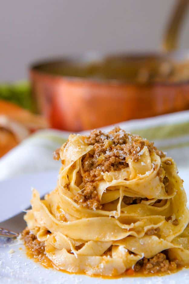 Best Italian Recipes - Ragù alla Bolognese - Authentic and Traditional italian dishes For Dinner, Appetizers, and Easy Lunch - Pasta with Chicken, Lasagna, Noodles With Cheese, Healthy Recipe Ideas - Party Trays and Food For A Crowd - Fettucini, Spaghetti, Alfredo Sauce, Meatballs, Grilled Steak and Fish, Soup, Seafood, Vegetarian and Crockpot Versions #italian 