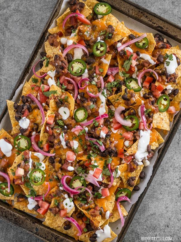 Easy Dinner Recipes - Spicy Baked Black Bean Nachos - Quick and Simple Dinner Recipe Ideas for Weeknight and Last Minute Supper - Chicken, Ground Beef, Fish, Pasta, Healthy Salads, Low Fat and Vegetarian Dishes #easyrecipes #dinnerideas #recipes