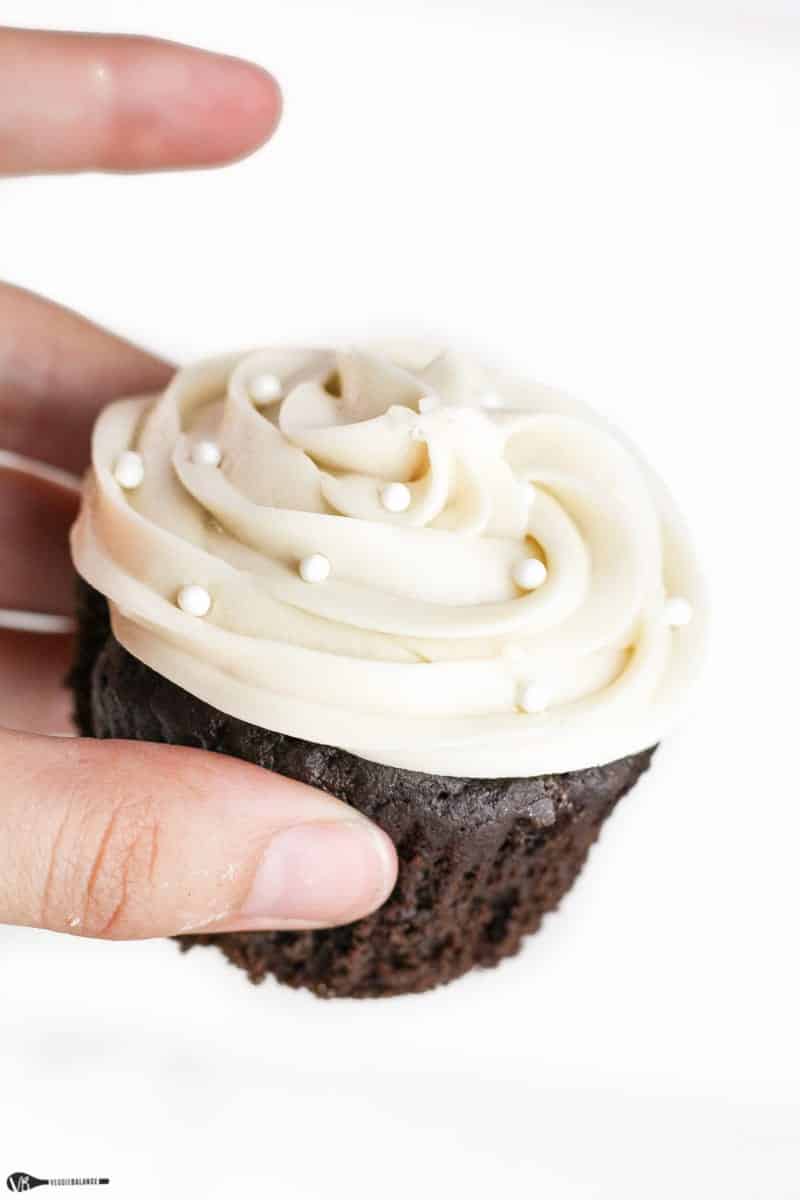 Low Sugar Dessert Recipes - Gluten Free Chocolate Cupcakes - Healthy Desserts and Ideas for Healthy Sweets Without Much Sugar - Raw Foods and Easy Clean Eating Dessert Tips, Keto Diet Snacks - Chocolate, Gluten Free, Cakes, Fruit Dips, No Bake, Stevia and Sweetener Options - Diabetic Diets and Diabetes Recipe Ideas for Desserts #recipes #recipeideas #lowsugar #nosugar #lowcalorie #diyjoy #dessertrecipes #lowsugar #dietrecipes