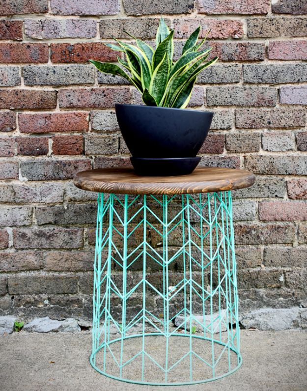 DIY Outdoor Furniture - Wire Basket Side Table - Cheap and Easy Ideas for Patio and Porch Seating and Tables, Chairs, Sofas - How To Make Outdoor Furniture Projects on A Budget - Fmaily Friendly Decor Kids Love - Quick Projects to Make This Weekend - Swings, Pallet Tables, End Tables, Rocking Chairs, Daybeds and Benches  