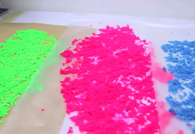 Easy DIY Crafts for Kids | Fun Kids Party Activites  | DIY Glow in the Dark Rice | DIY Projects and Crafts by DIY JOY at http://diyjoy.com/fun-crafts-for-kids-glow-in-the-dark-party-ideas