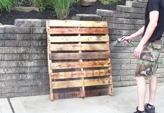 DIY Wood Pallet Wine Rack