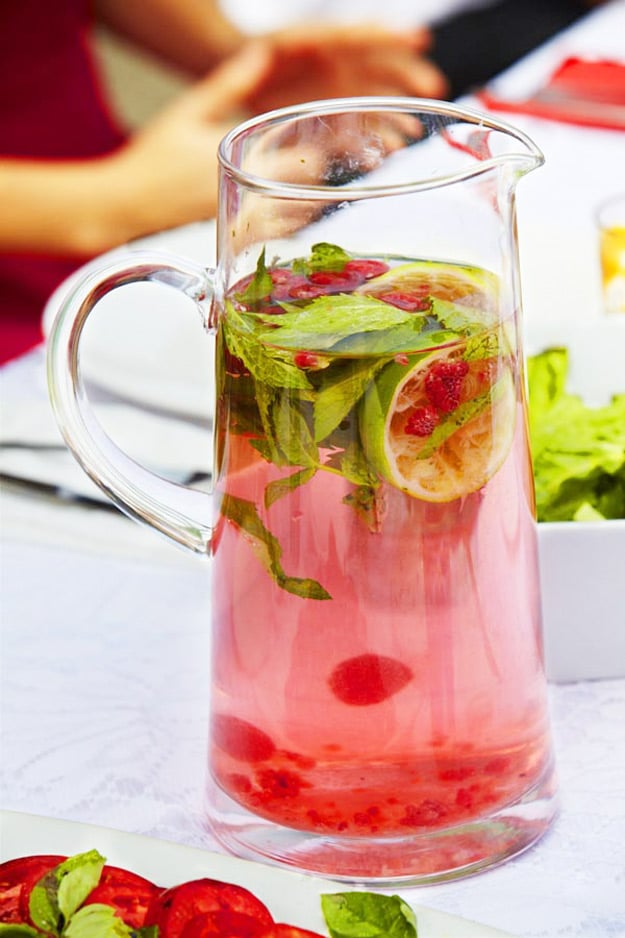 31 Detox Water Recipes for Drinks To Cleanse Skin and Body. Easy to Make Waters and Tea Promote Health, Diet and Support Weightloss | Raspberry and Mint Scented Water Recipe #detox #recipes #detoxwater #healthy