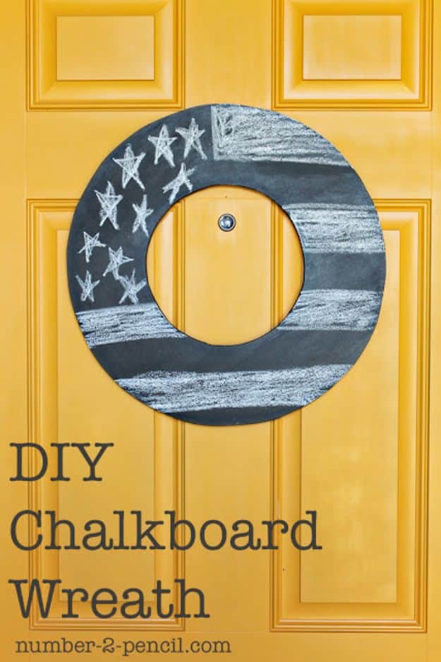 DIY Chalkboard Paint Ideas for Furniture Projects, Home Decor, Kitchen, Bedroom, Signs and Crafts for Teens. | DIY Chalkboard Wreath 