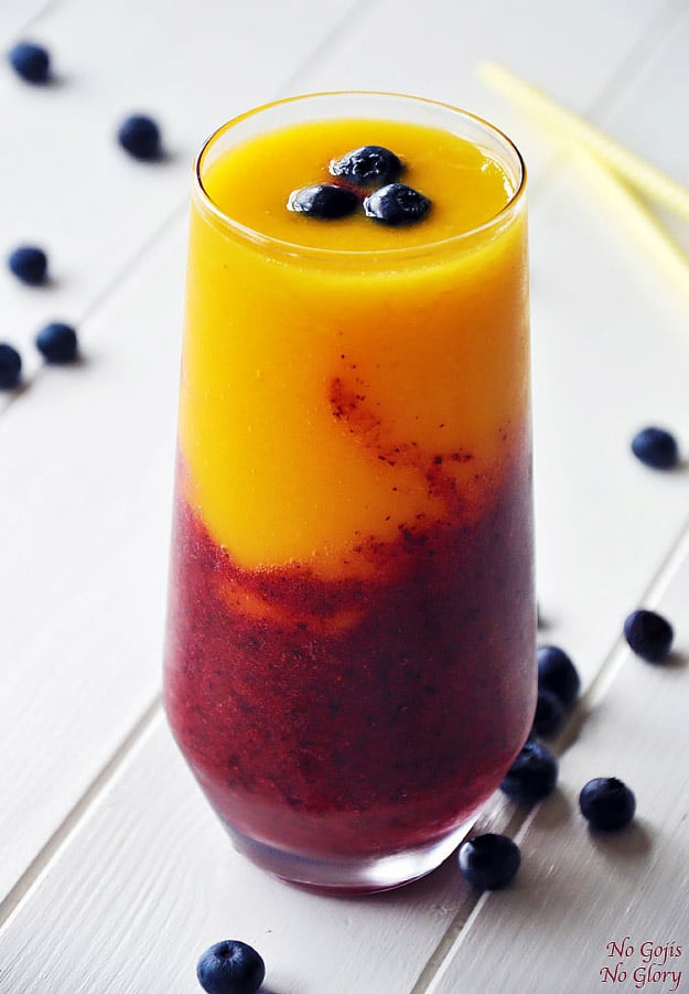 Healthy smoothie recipes and easy ideas perfect for breakfast, energy. Low calorie and high protein recipes for weightloss and to lose weight. Simple homemade recipe ideas that kids love. | Refreshing Mango Berry Smoothie #smoothies #recipess