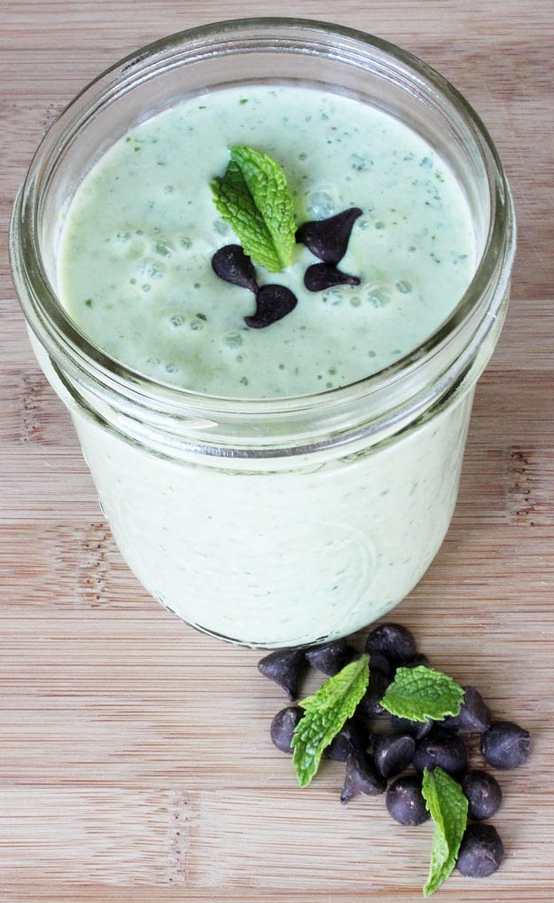 Healthy smoothie recipes and easy ideas perfect for breakfast, energy. Low calorie and high protein recipes for weightloss and to lose weight. Simple homemade recipe ideas that kids love. | Thin Mint Smoothie #smoothies #recipess