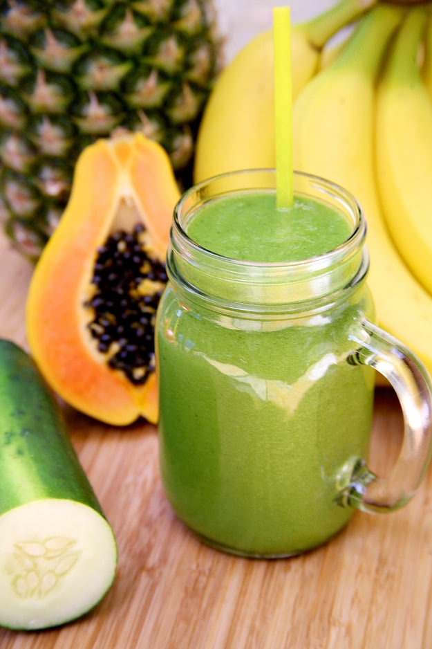 Healthy smoothie recipes and easy ideas perfect for breakfast, energy. Low calorie and high protein recipes for weightloss and to lose weight. Simple homemade recipe ideas that kids love. | Tropical Debloating Smoothie #smoothies #recipess