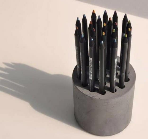 43 DIY concrete crafts - DIY Concrete Pencil Holder - Cheap and creative projects and tutorials for countertops and ideas for floors, patio and porch decor, tables, planters, vases, frames, jewelry holder, home decor and DIY gifts #gifts #diy 