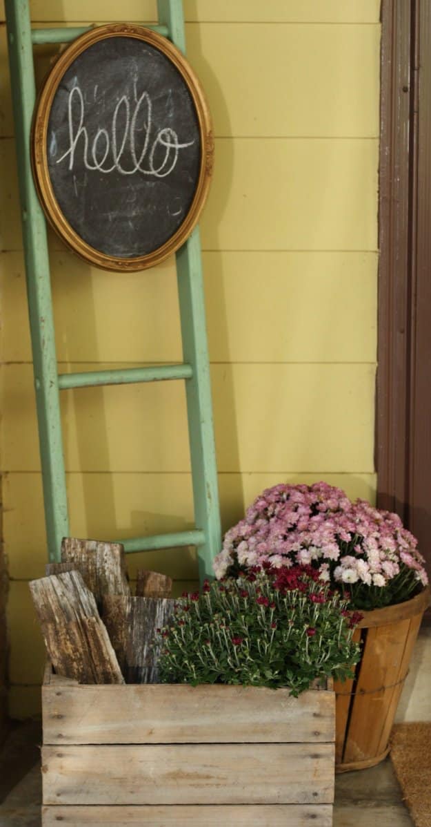 DIY Porch and Patio Ideas - Chalkboard and Vintage Ladder - Decor Projects and Furniture Tutorials You Can Build for the Outdoors -Swings, Bench, Cushions, Chairs, Daybeds and Pallet Signs 