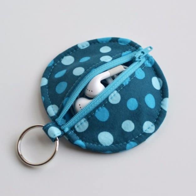 Easy Sewing Projects to Sell - Circle Zip Earbud Pouch Tutorial - DIY Sewing Ideas for Your Craft Business. Make Money with these Simple Gift Ideas, Free Patterns #sewing #crafts