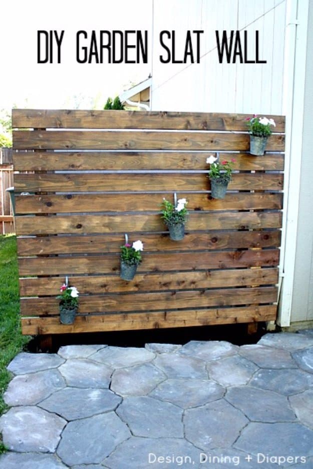 DIY Porch and Patio Ideas - DIY Garden Slat Wall for your Patio - Decor Projects and Furniture Tutorials You Can Build for the Outdoors -Swings, Bench, Cushions, Chairs, Daybeds and Pallet Signs 