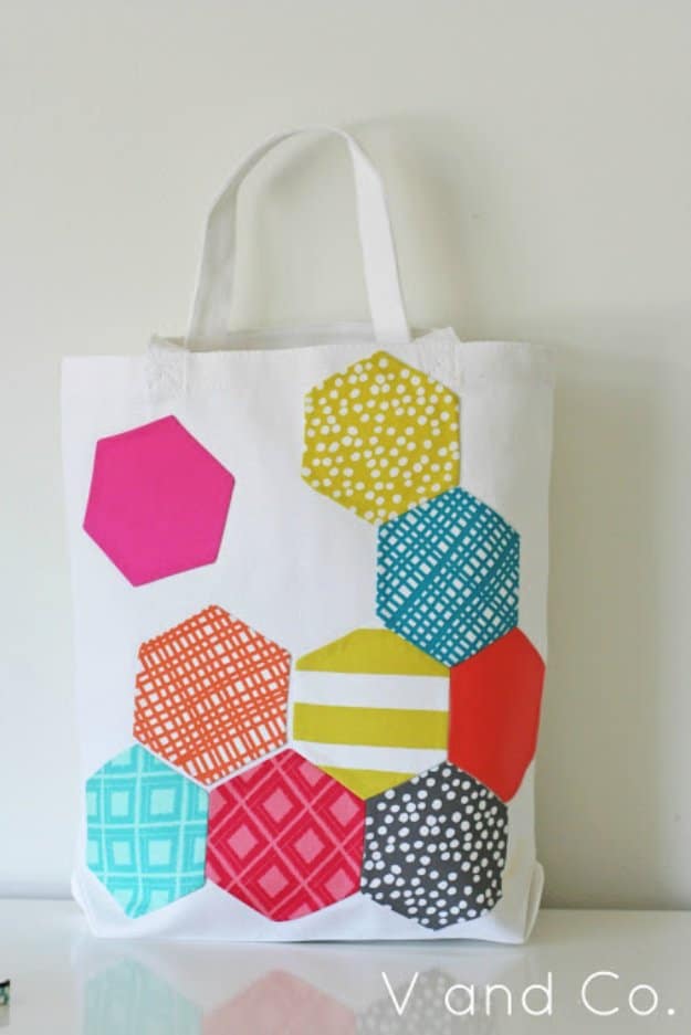 Make a zippered tote bag out of leftover fabric scraps