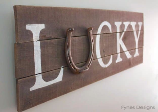 DIY Pallet sign Ideas - Lucky Horseshoe Pallet Sign - Upcycled Pallet Art Cool Homemade Wall Art Ideas and Pallet Signs for Bedroom, Living Room, Patio and Porch. Creative Rustic Decor Ideas on A Budget 