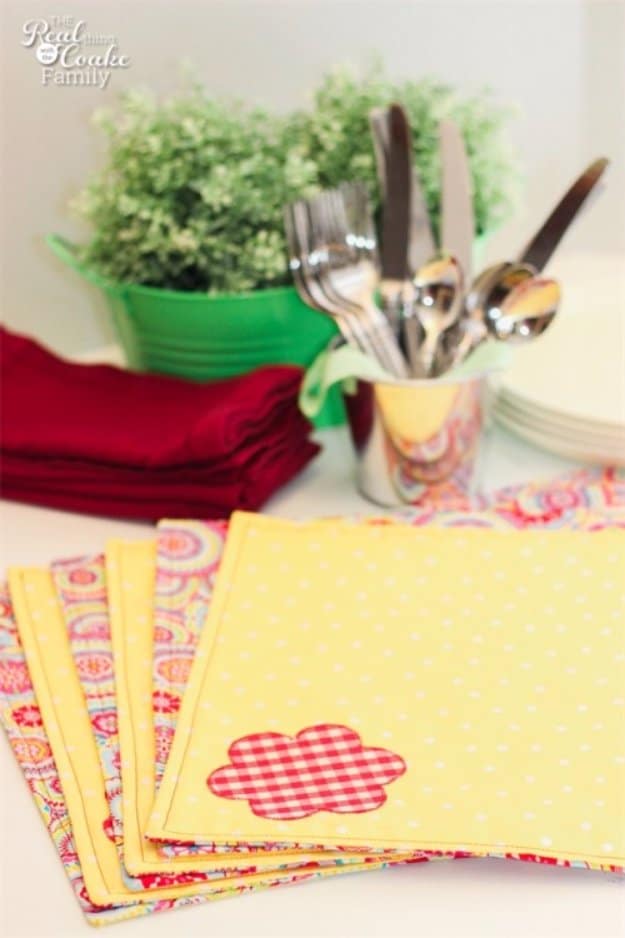 Sewing Projects to Make and Sell - DIY Reversible Place Mats Tutorial - Things to Sew and Sell on Etsy - DIY Projects to Sell for Profit - DIY Home Decor Ideas to Sew