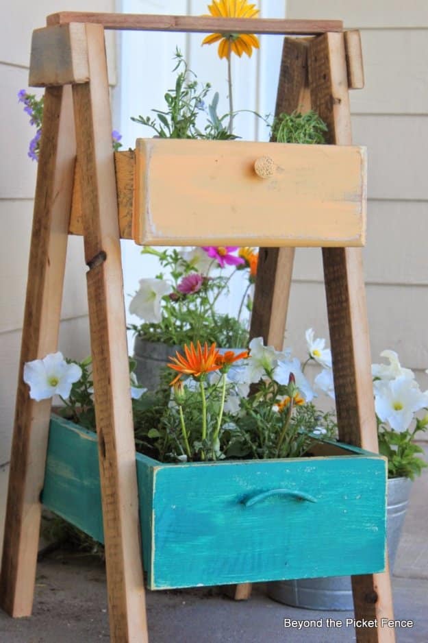 DIY Porch and Patio Ideas - Upcycled Front Porch Planter Drawer - Decor Projects and Furniture Tutorials You Can Build for the Outdoors -Swings, Bench, Cushions, Chairs, Daybeds and Pallet Signs 