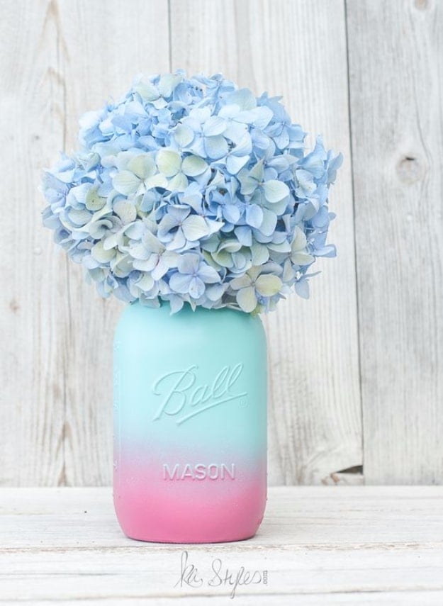 DIY Mason Jar Vases - Ombre Painted Mason Jar - Best Vase Projects and Ideas for Mason Jars - Painted, Wedding, Hanging Flowers, Centerpiece, Rustic Burlap, Ribbon and Twine 