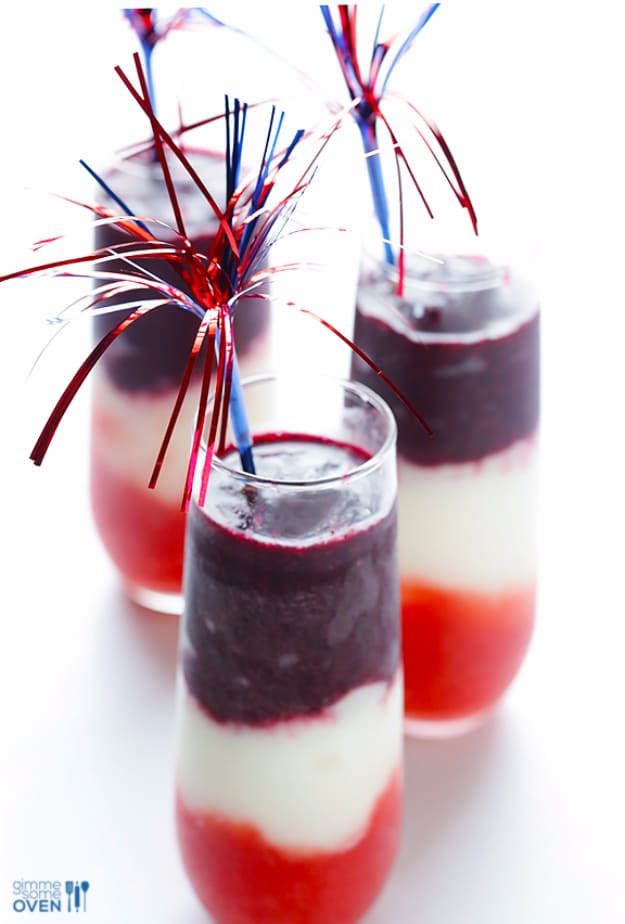 Best Fourth of July Food and Drink Ideas - Red White And Blueberry Margaritas Recipe - BBQ on the 4th with these Desserts, Recipes and Ideas for Healthy Appetizers, Party Trays, Easy Meals for a Crowd and Fun Drink Ideas 