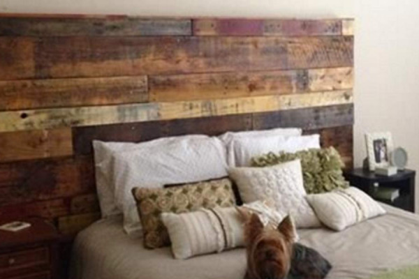 DIY Pallet Headboard - Do It Yourself Bedroom Decor Ideas