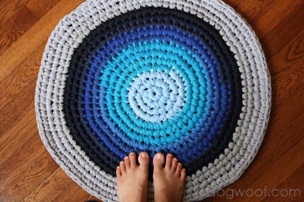 Easy DIY Rugs and Handmade Rug Making Project Ideas - Crochet Rug From T-Shirts - Simple Home Decor for Your Floors, Fabric, Area, Painting Ideas, Rag Rugs, No Sew, Dropcloth and Braided Rug Tutorials 