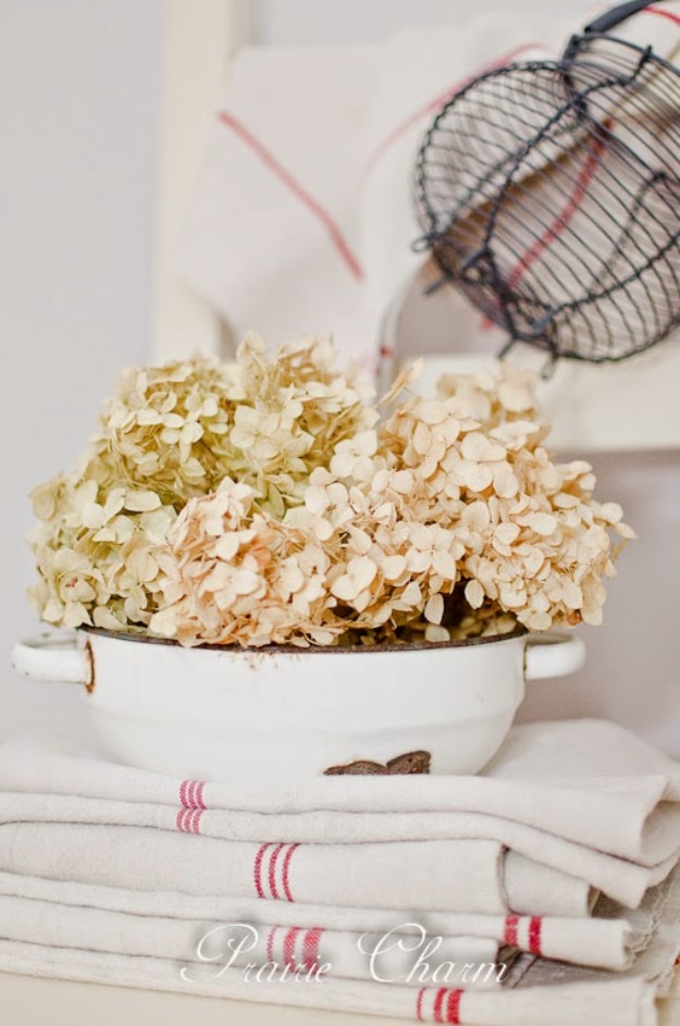  DIY Farmhouse Style Decor Ideas - Enamel And Dried Hydrangea - Creative Rustic Ideas for Cool Furniture, Paint Colors, Farm House Decoration for Living Room, Kitchen and Bedroom #diy #diydecor #farmhouse #countrycrafts