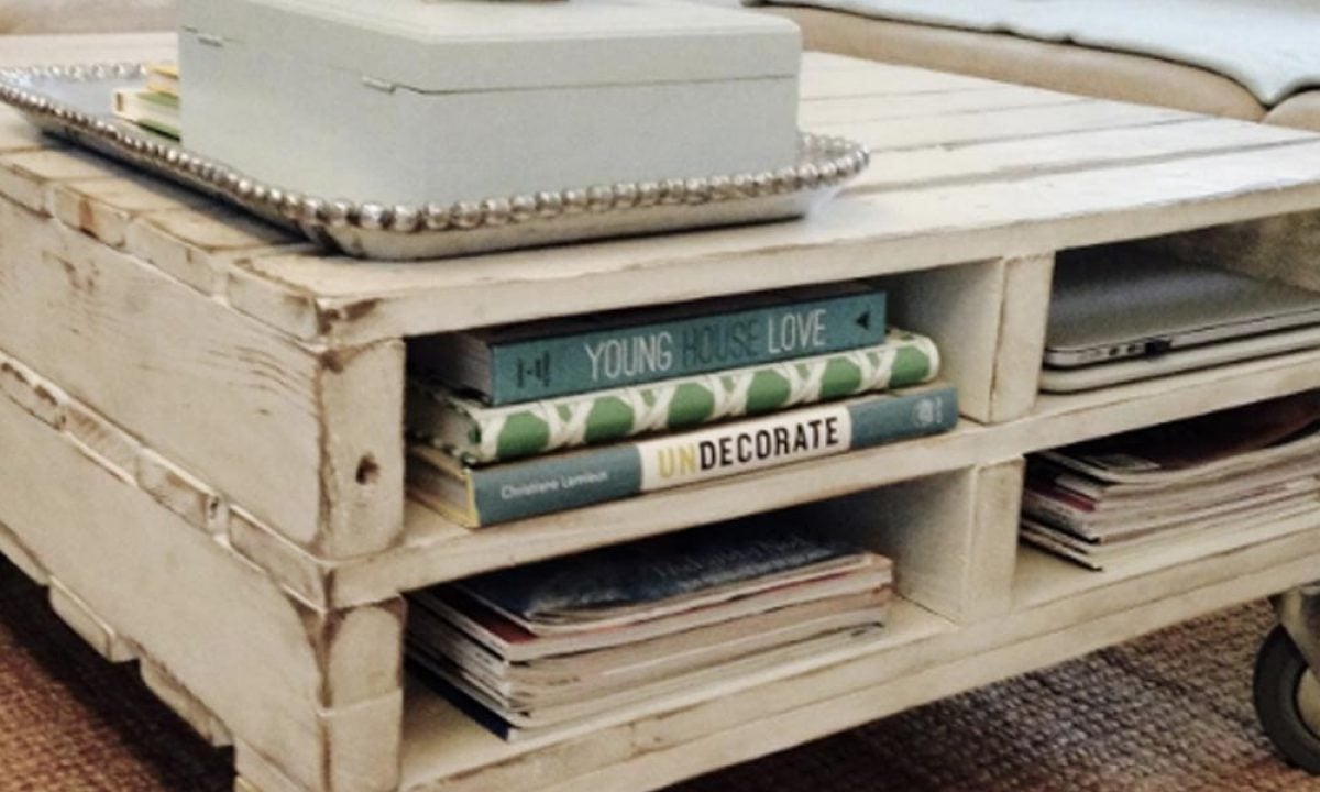 DIY Pallet Table On Wheels - DIY Joy, image size:1200x720