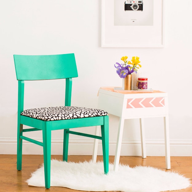 DIY Seating Ideas - Reupholster a Thrift Store Chair in 4 Easy Steps - Creative Indoor Furniture, Chairs and Easy Seat Projects for Living Room, Bedroom, Dorm and Kids Room. Cheap Projects for those On A Budget. Tutorials for Cushions, No Sew Covers and Benches 