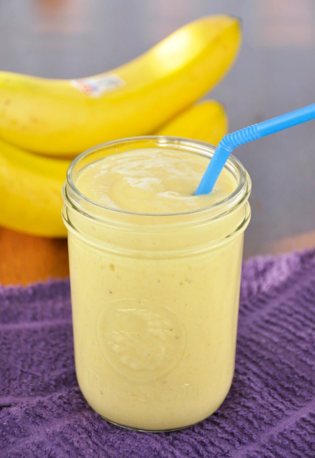 31 Clever Ways To Serve Drinks In Jars - Banana Mango Smoothie - Fun and Creative Way to Serve Soda, Tea, Cocktails and Party Drinks. Mason Jar Recipes and More Easy, Fun Ideas 
