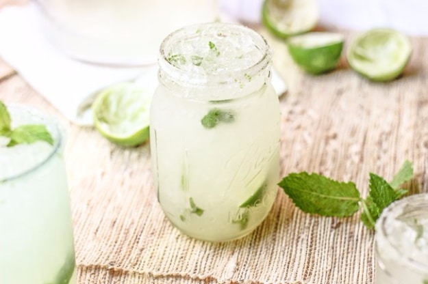 31 Clever Ways To Serve Drinks In Jars - Mint Limeade Fizz - Fun and Creative Way to Serve Soda, Tea, Cocktails and Party Drinks. Mason Jar Recipes and More Easy, Fun Ideas 