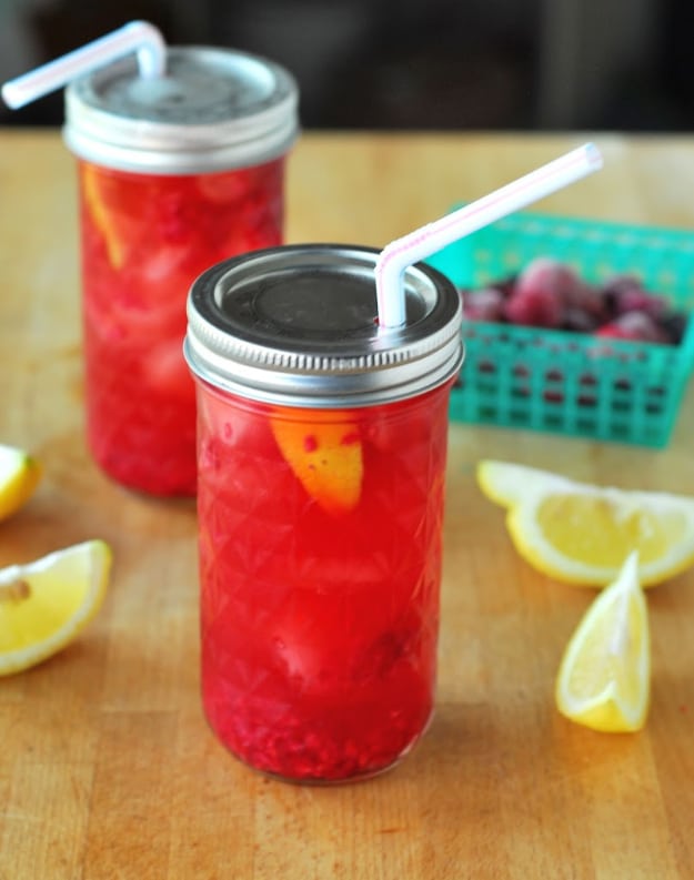 31 Clever Ways To Serve Drinks In Jars - Raspberry Sun Tea - Fun and Creative Way to Serve Soda, Tea, Cocktails and Party Drinks. Mason Jar Recipes and More Easy, Fun Ideas 