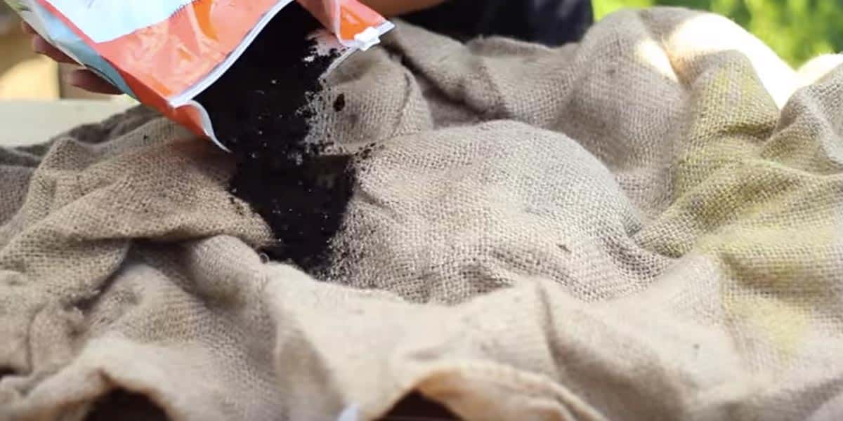 What is She Making by Pouring Dirt on This Burlap? | DIY Joy Projects and Crafts Ideas