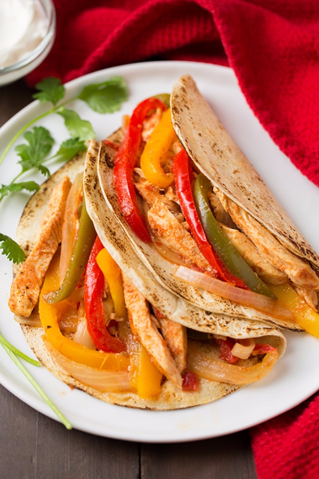 33 Easy Recipes for Back To School -Slow Cooker Chicken Fajitas- Quick and Delicious Recipe Ideas for Kids and Adults. Pack for School Lunches, Make Ahead for Work, Freeze and Store for Early Morning Breakfasts, Super Lunch Meals, Simple Snacks and Dinner