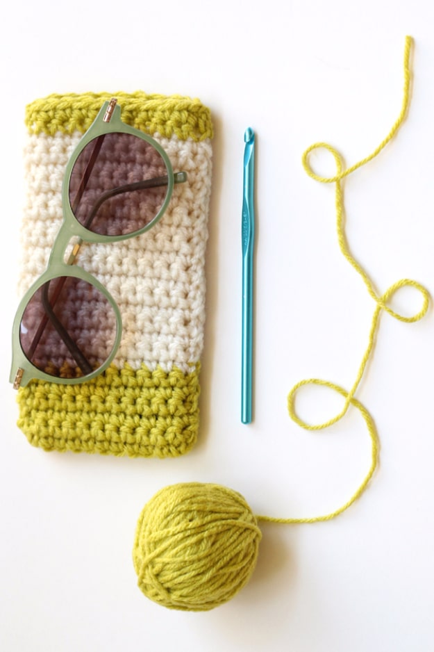 35 Easy Crochet Patterns - Sunglasses Case - Crochet Patterns For Beginners, Quick And Easy Crochet Patterns, Crochet Ideas To Try, Crochet Ideas To Make And Sell, Easy Crochet Ideas #crochet #crochetpatterns #diygifts