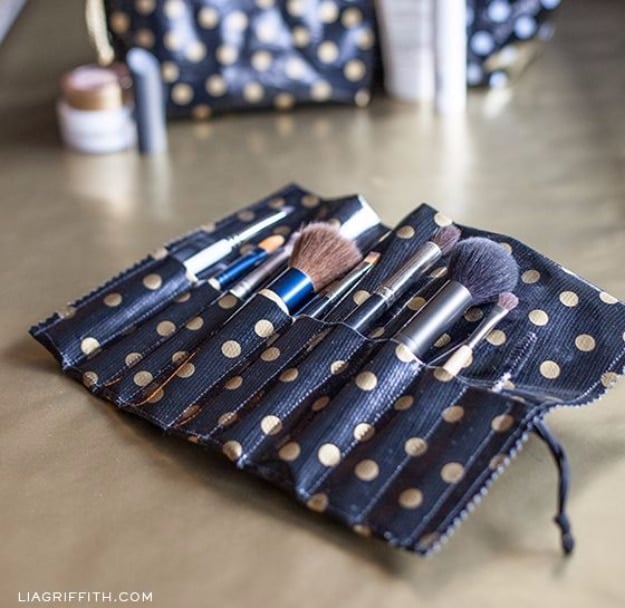 Quick DIY Gifts You Can Sew - Make Up Brush Travel Roll - Best Sewing Projects for Gift Giving and Simple Handmade Presents - Free Sewing Patterns Easy #sewing #diygifts 