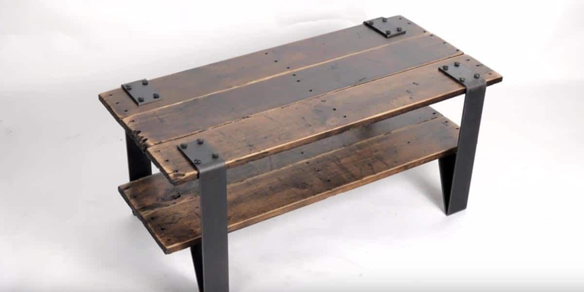 This Pallet Wood Table Costs Only A Few Dollars To Make | DIY Joy Projects and Crafts Ideas