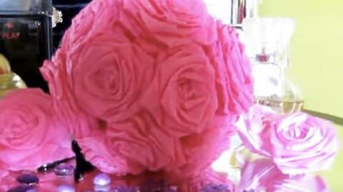 She Makes The Infamous Kissing Ball That Began In The Middle Ages And Continues Today (Must See!) | DIY Joy Projects and Crafts Ideas