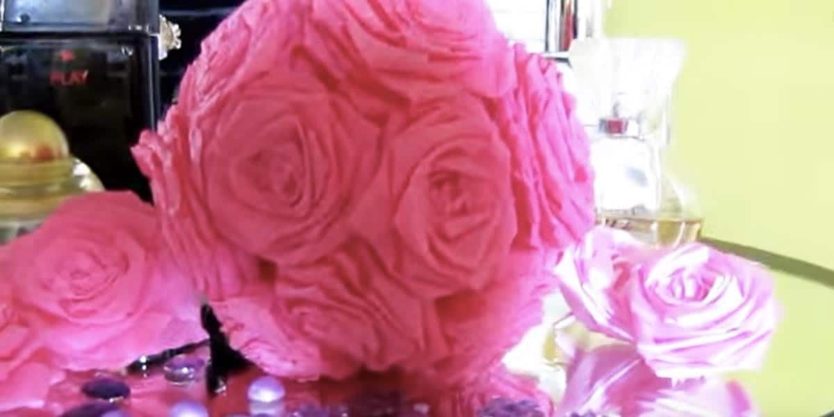 She Makes The Infamous Kissing Ball That Began In The Middle Ages And Continues Today (Must See!) | DIY Joy Projects and Crafts Ideas