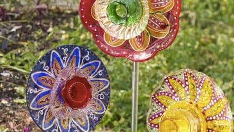 She Shows Us How To Make This Fabulous Yard Art Out Of Old Plates! | DIY Joy Projects and Crafts Ideas