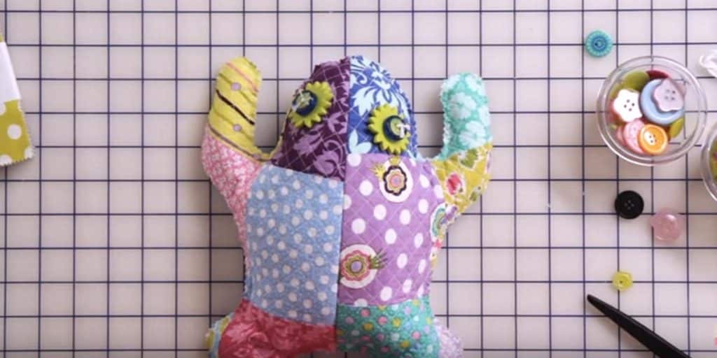 Best Quilting Projects for DIY Gifts - DIY Quilted Frog - Things You Can Quilt and Sew for Friends, Family and Christmas Gift Ideas - Easy and Quick Quilting Patterns for Presents To Give At Holidays, Birthdays and Baby Gifts. Step by Step Tutorials and Instructions