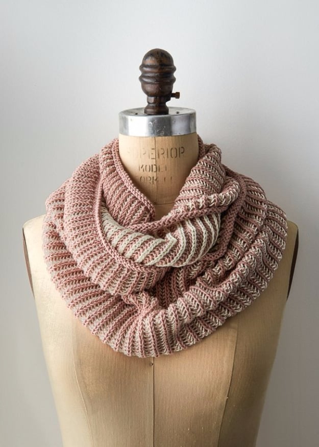 32 Easy Knitted Gifts - Two Color Cotton Cowl - Last Minute Knitted Gifts, Best Knitted Gifts For Anyone, Easy Knitted Gifts To Make, Knitted Gifts For Friends, Easy Knitting Patterns For Beginners, Quick Knitting Ideas #knitting #gifts #diygifts