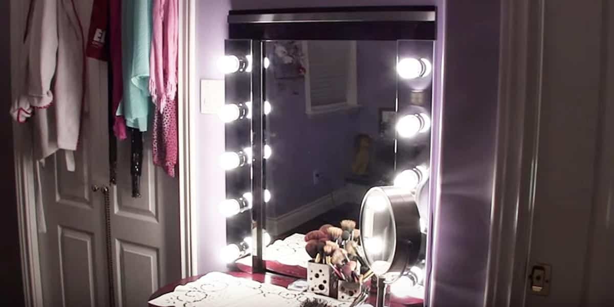 She Makes The Ultimate Hollywood Vanity With All The Lights (Easy And Affordable!) | DIY Joy Projects and Crafts Ideas