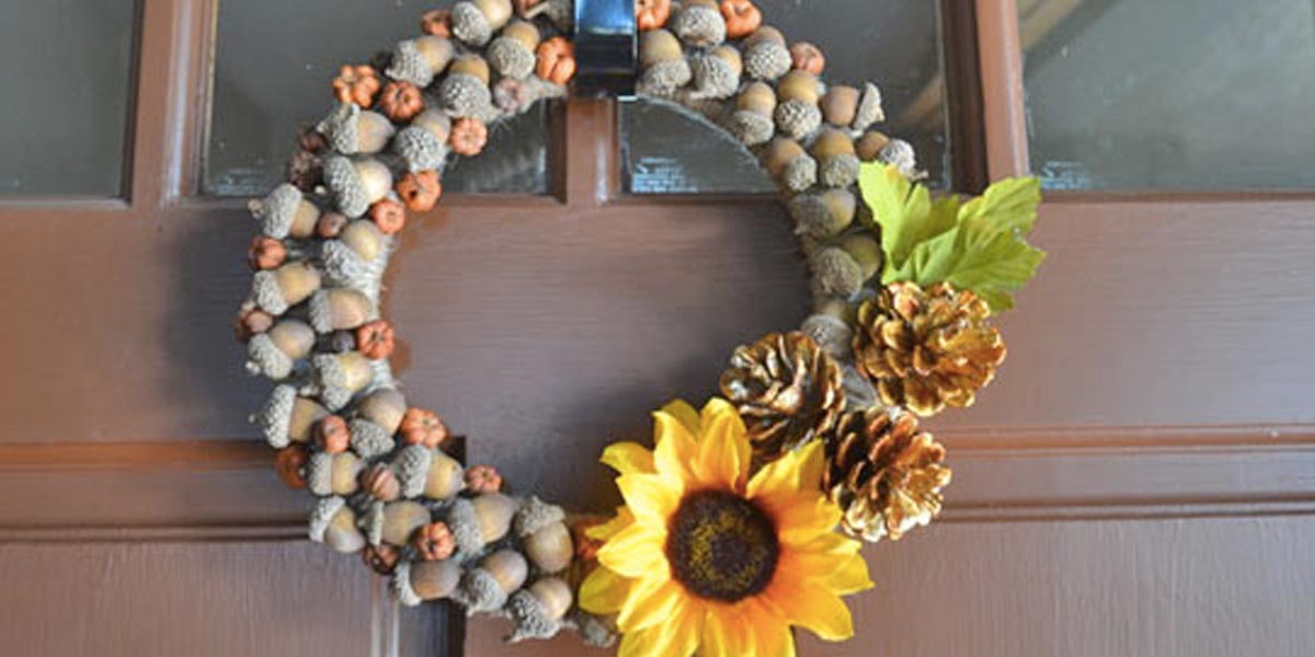 She Takes Advantage Of Nature And Makes This Fabulous Wreath Out Of Acorns (Watch!) | DIY Joy Projects and Crafts Ideas